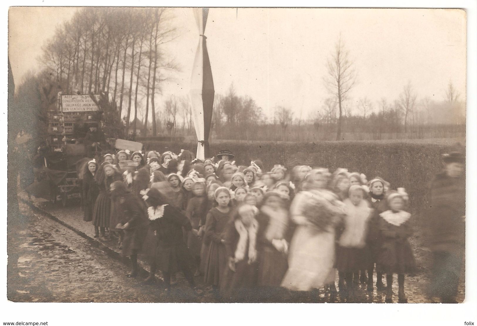 CPA - Originele Fotokaart / Carte Photo Originale - Viering Priester, Stoet Kinderen / Enfants - Anonieme Personen