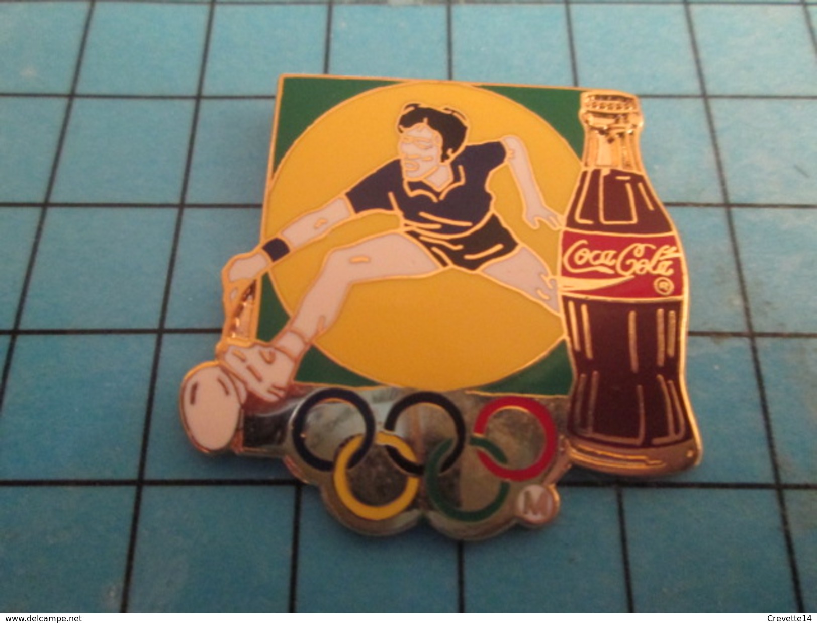 Pin2417 Pin's Pins / COCA-COLA TENNIS JEUX OLYMPIQUES Superbe Et Grand Pin's Par ARTISS REGINA - Coca-Cola