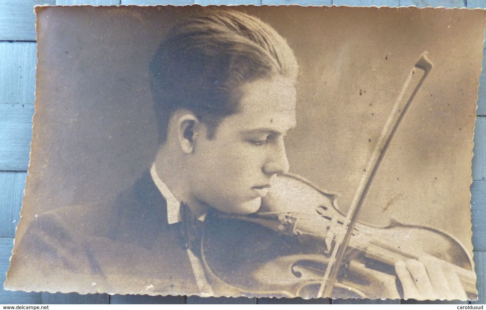 CP PHOTO BEAU PORTRAIT HOMME JOUEUR DE VIOLON VIOLONISTE NON SIGNE - Chanteurs & Musiciens