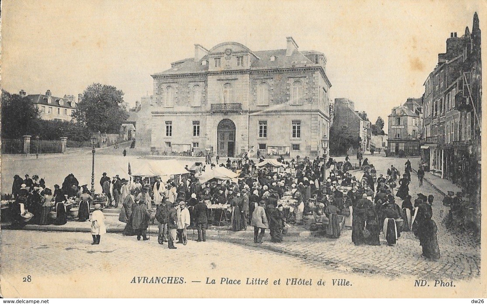 Avranches - La Place Littré Et L'Hôtel De Ville Un Jour De Marché - Carte ND Phot N° 28 - Avranches