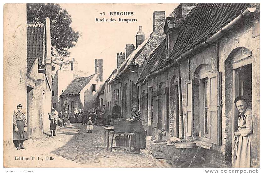 Bergues       59         Ruelle Des Remparts. Laveuse         ( Pli Voir Scan) - Bergues