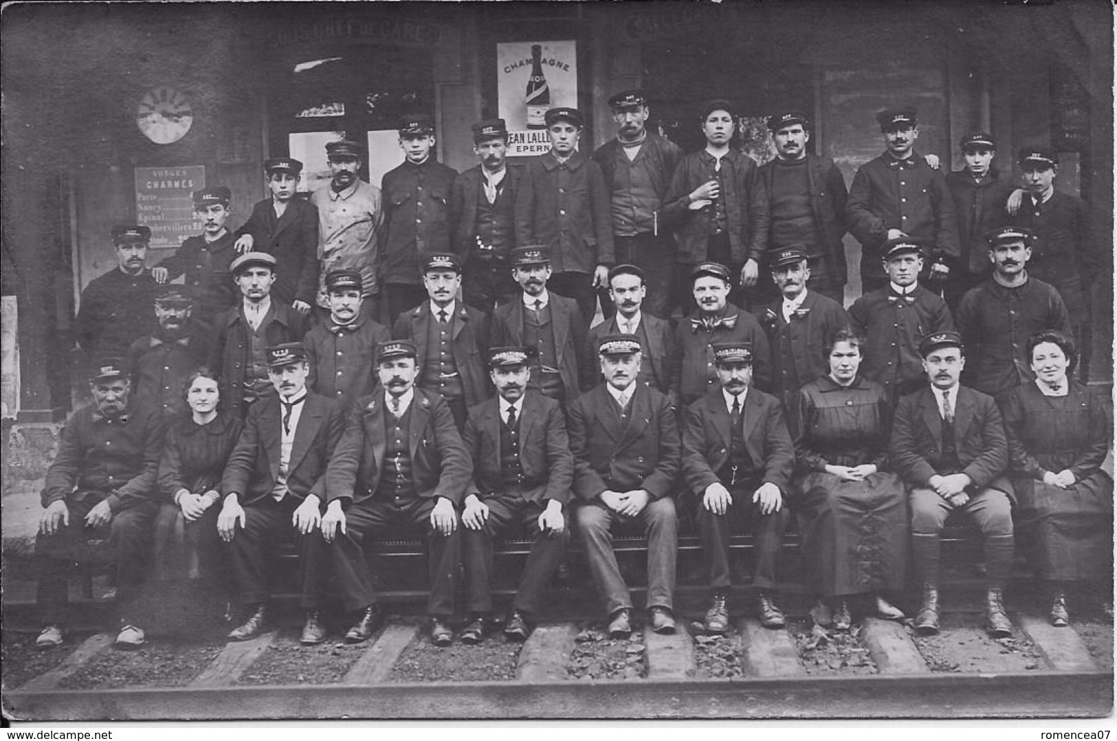 CHARMES (Vosges) - CHEMINOTS Devant La GARE - Chef De Gare Et Personnel - Vers 1910 - Chemin De Fer De L'Est - TOP ! - Charmes