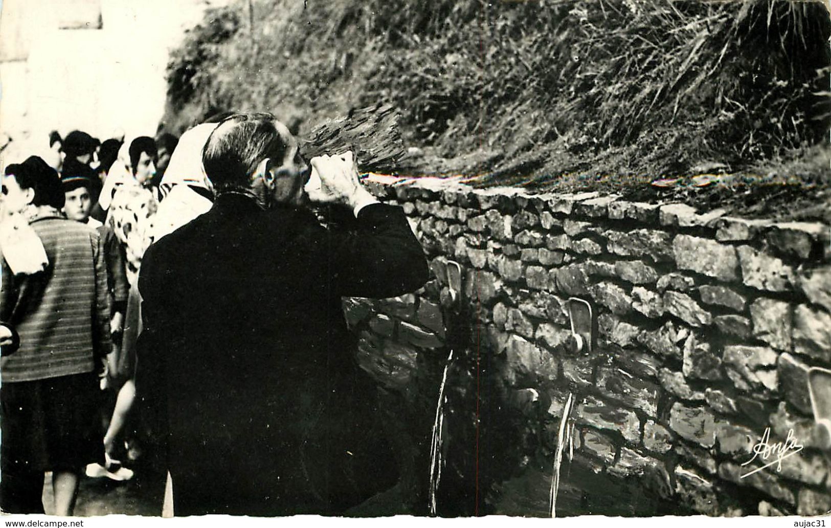 Dép 65 - Lourdes - Les Pélerins Buvant à La Source - Semi Moderne Petit Format - Bon état Général - Lourdes