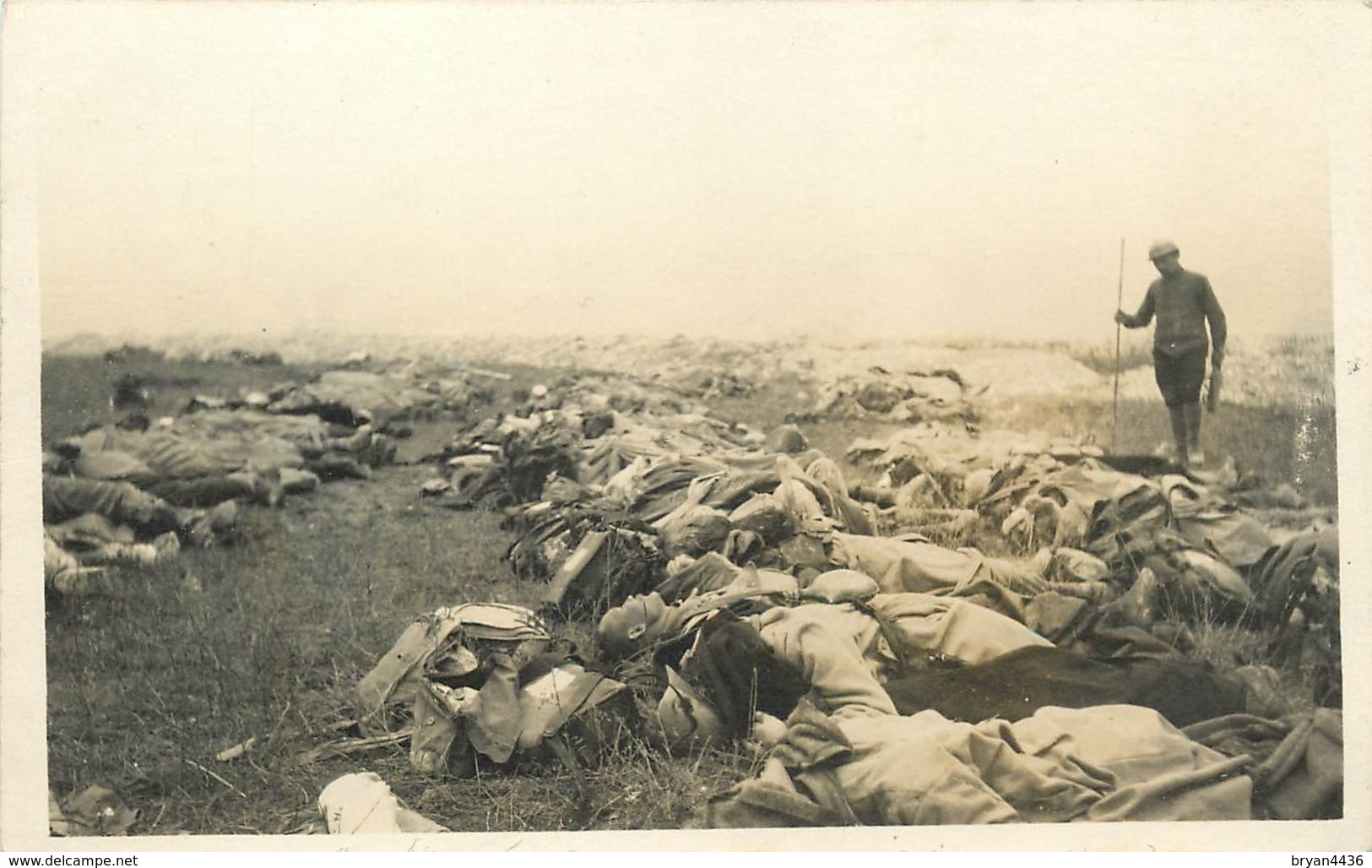 TRES RARE CARTE PHOTO - IDENTIFICATION & COMPTAGE DES MORTS - BATAILLE DE LA CHAMPAGNE - 25 SEPTEMBRE 1915 - TB **. - War 1914-18