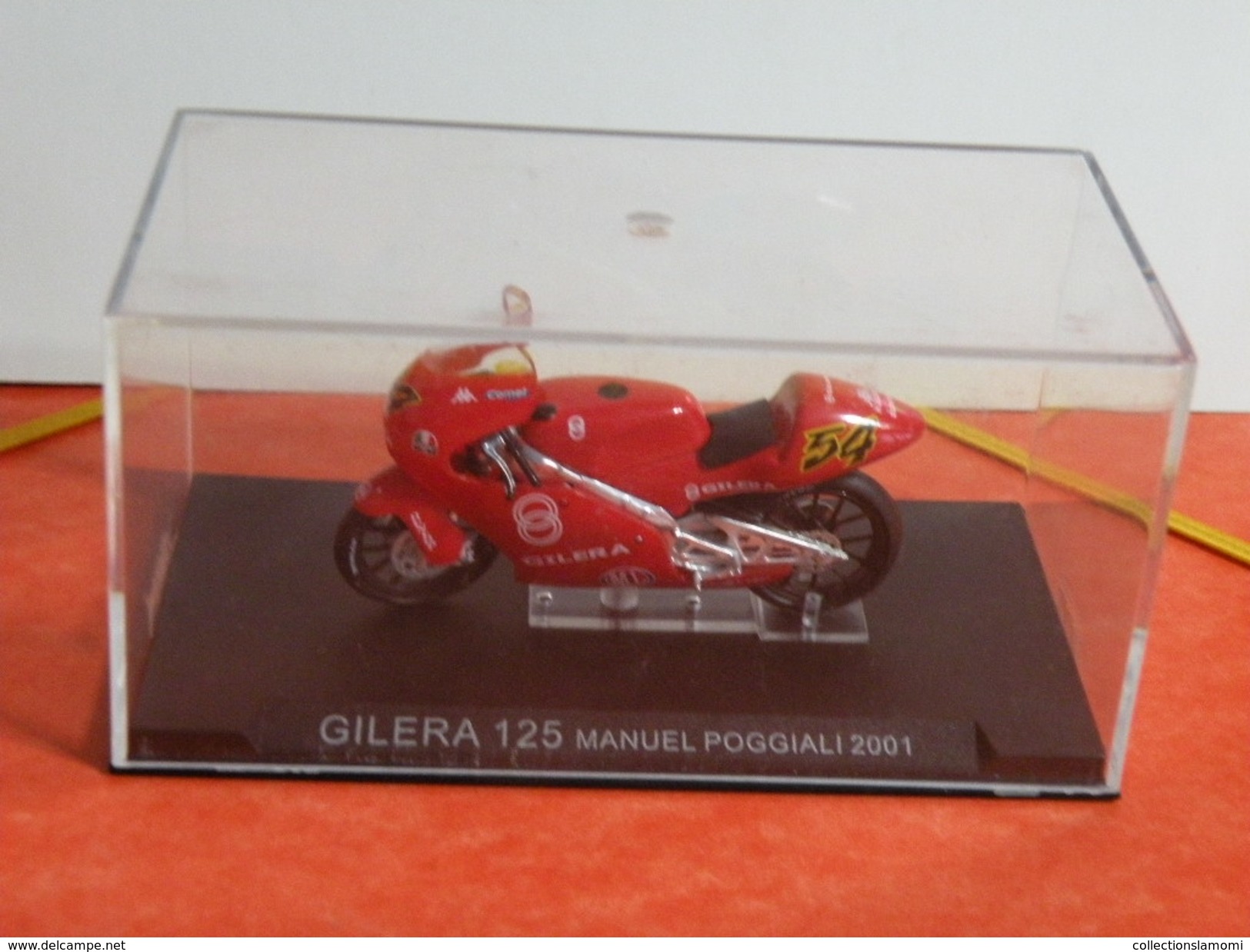 MOTO 1/24 > Giléra 125 Manuel Poggiali 2001(sous Vitrine) - Motorcycles