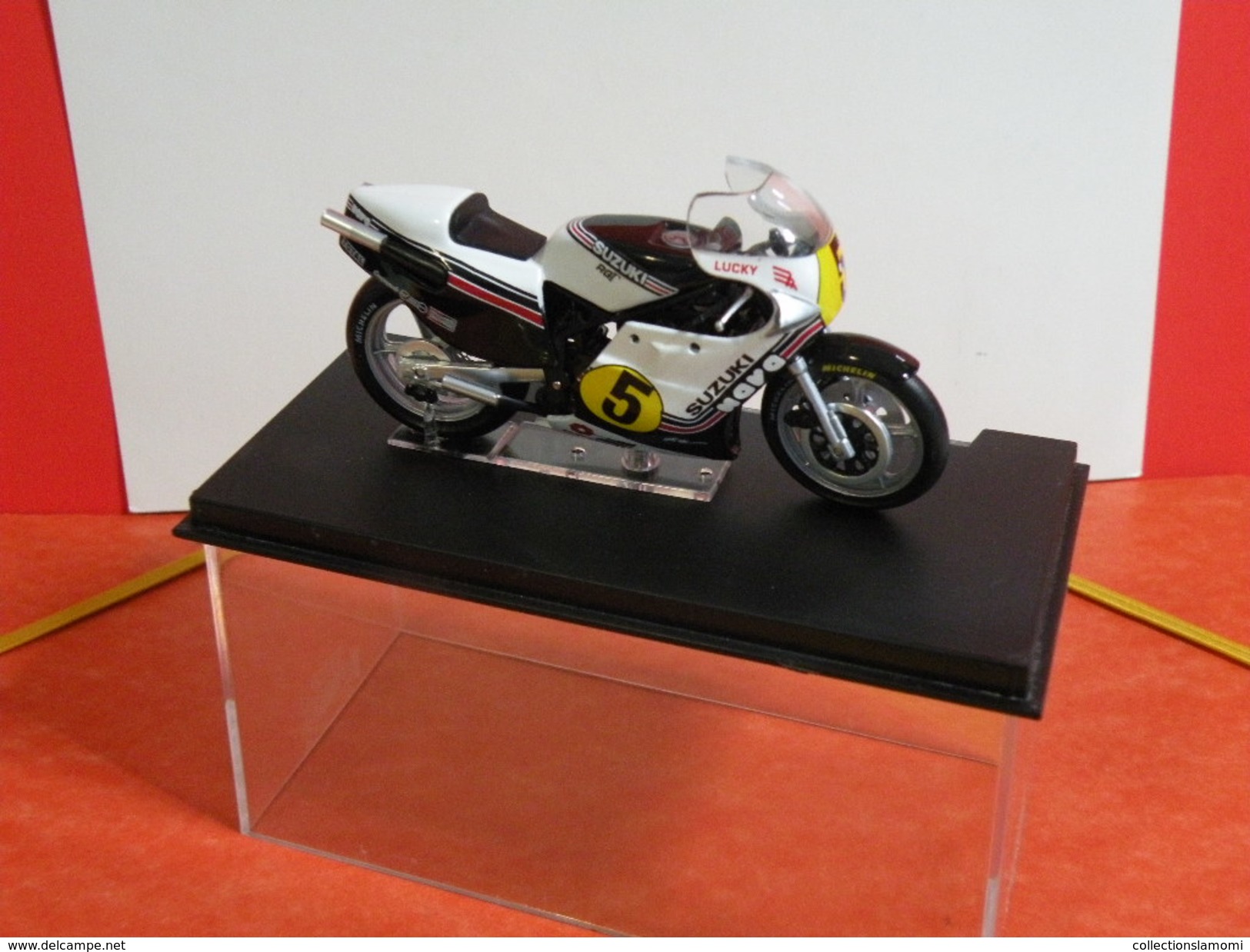 MOTO 1/24 > Suzuki RGB 500 Marco Lucchinelli 1981 (sous Vitrine) - Motos