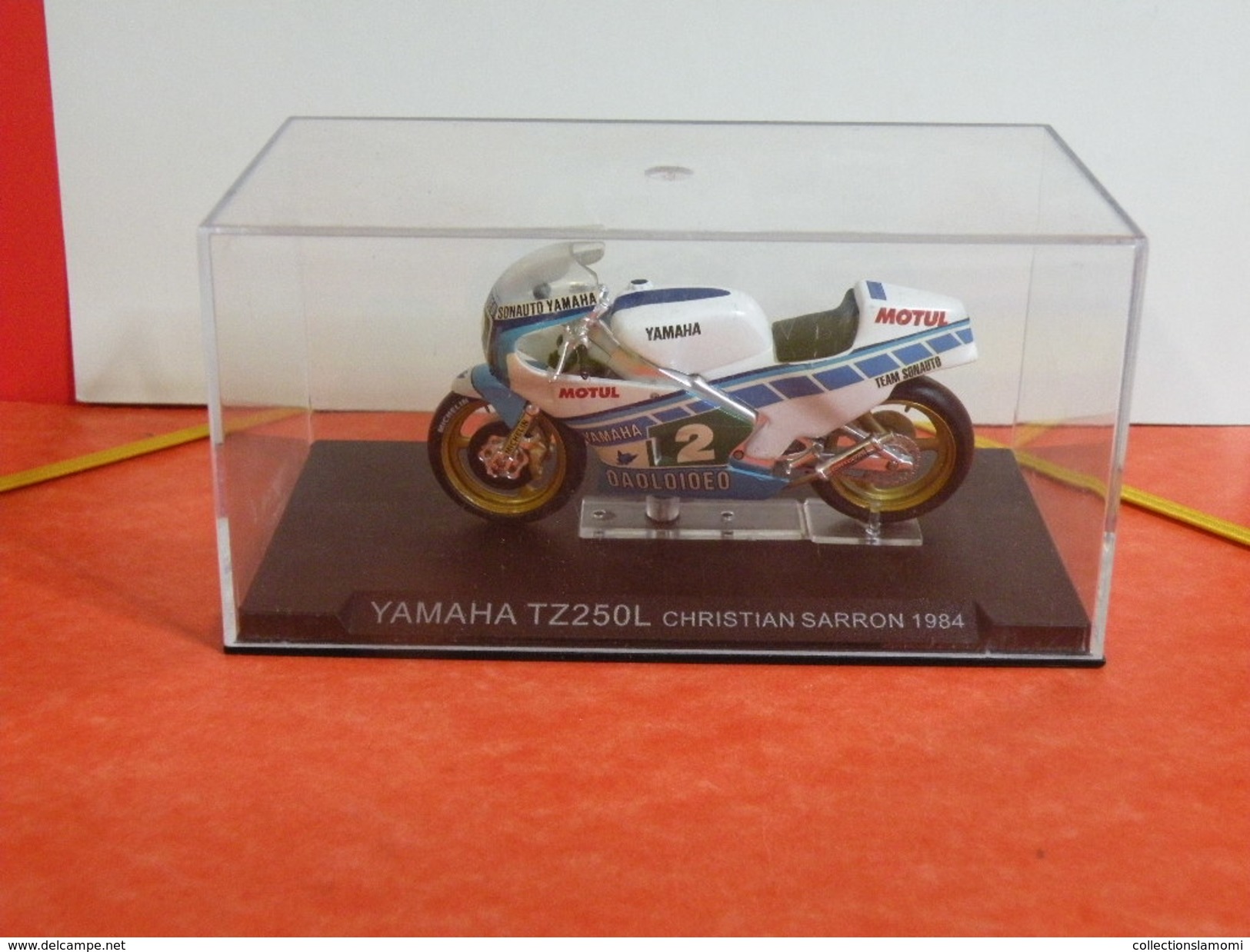 MOTO 1/24 > Yamaha TZ250L Christian Sarron 1984 (sous Vitrine) - Motos