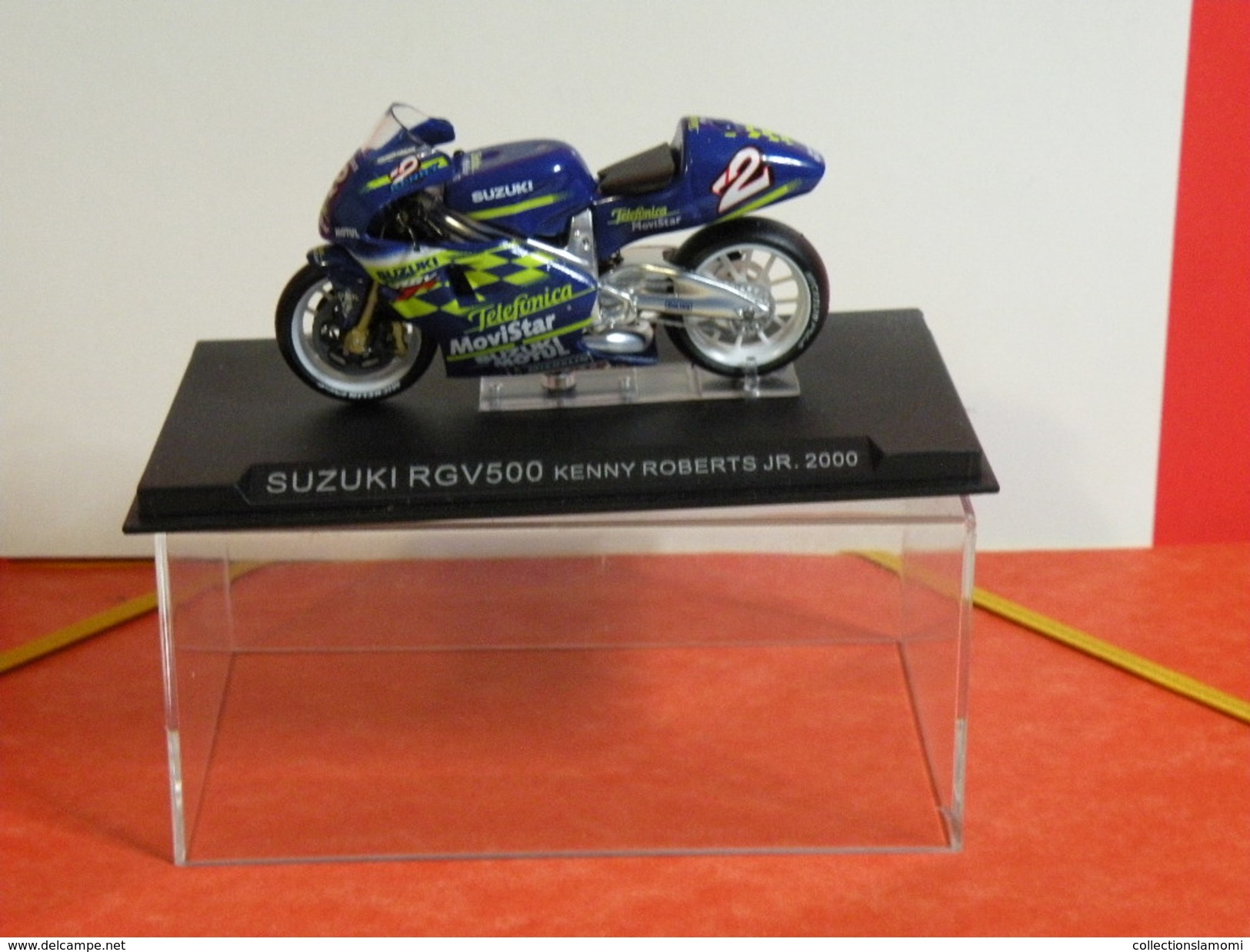MOTO 1/24 > Suzuki RGV 500 Kenny Roberts JR  2000 (sous Vitrine) - Motos