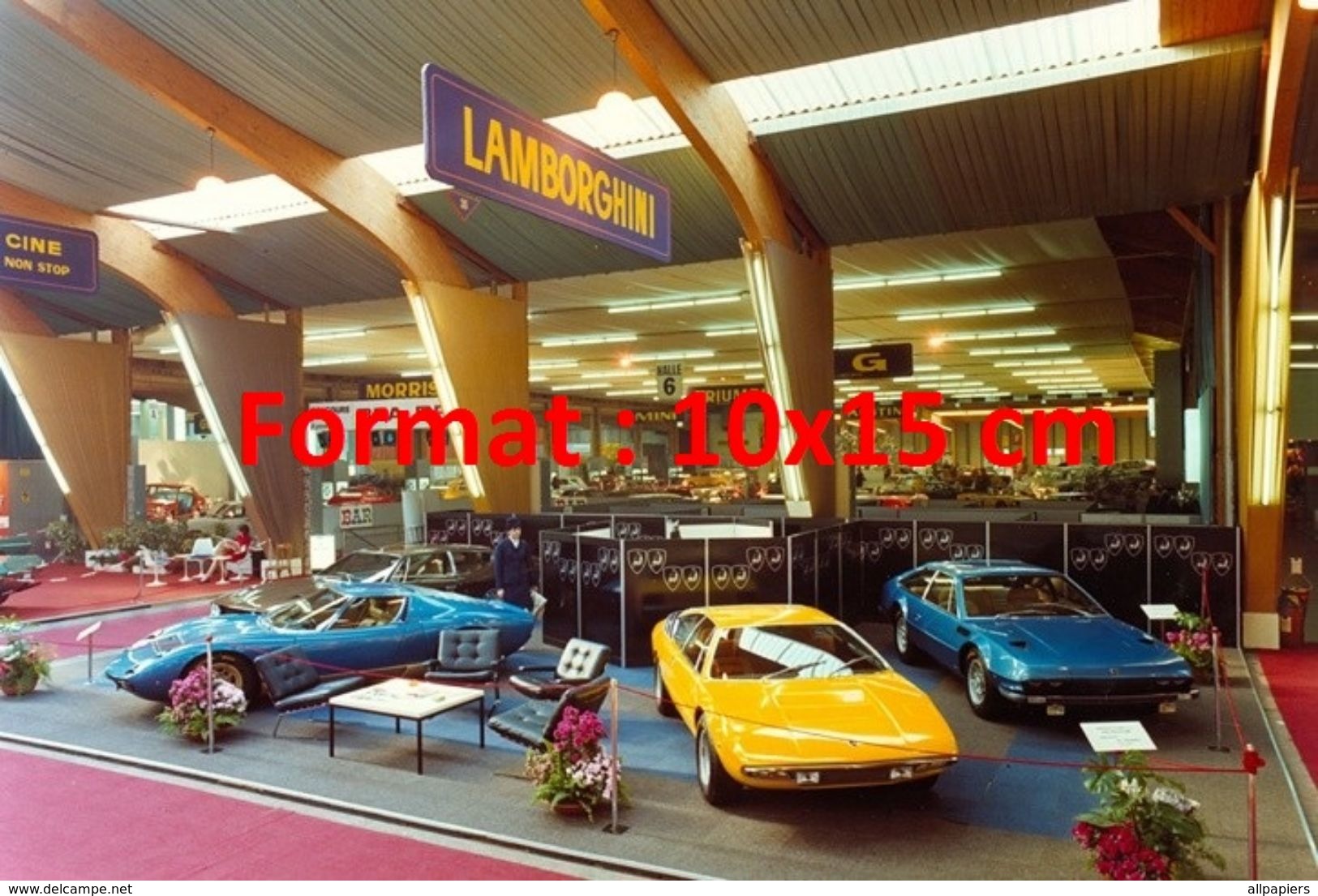 Reproduction D'une Photographie D'un Salon De L'automobile Avec Le Stand Lamborghini à Genève En 1972 - Autres & Non Classés