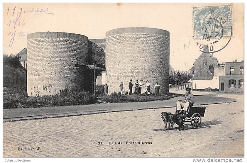 Douai       59       Porte D'Arras Attelage De Chiens             (voir Scan) - Douai