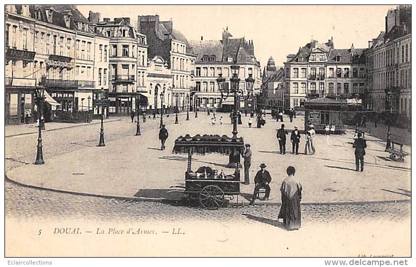 Douai       59       Place D'Armes. Marchand De Glace Ambulant            (voir Scan) - Douai