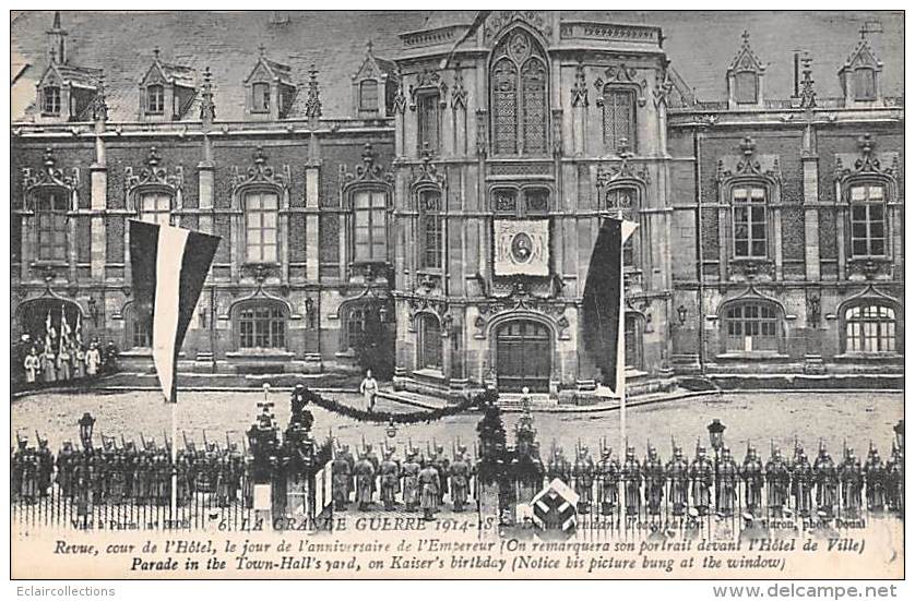 Douai       59            Guerre 14/18 :  Revue  Cour De L'Hôtel De Ville     (voir Scan) - Douai