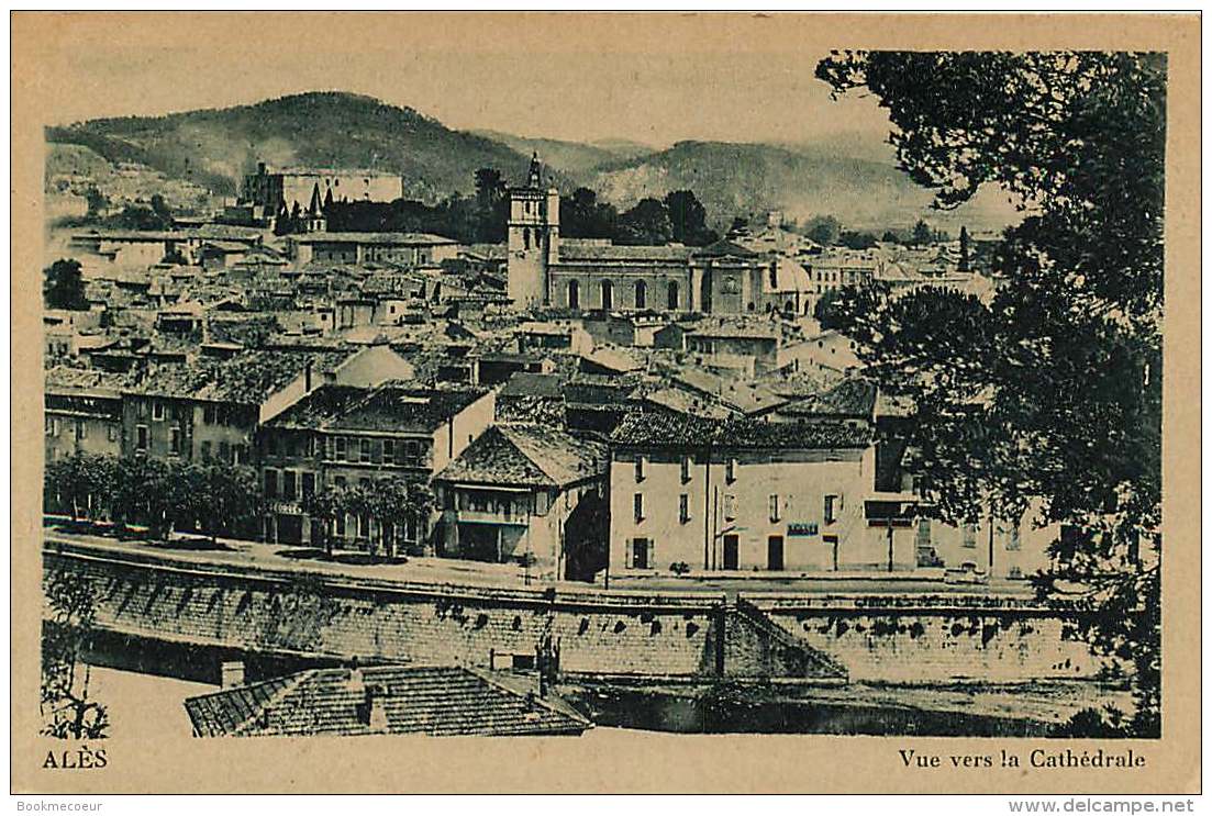 30   ALES VUE VERS LA CATHEDRALE - Alès