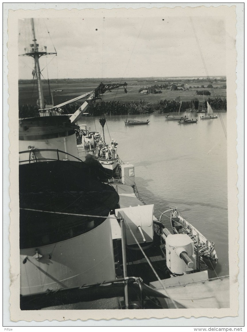 Bateaux . 3 Photos D'une Manoeuvre Du Primauguet En Rivière De Saïgon . Point Fixe Dans La Berge . 1934 . - Bateaux