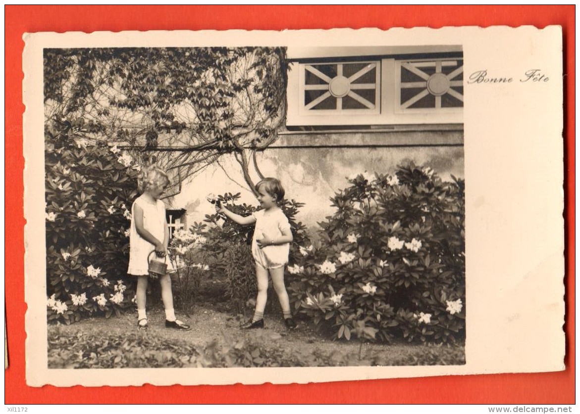 MIR-16  Carte-photo De Deux Enfants Dans Un Massif D'azalées Blancs. Cachet Suisse L'Auberson 1938 - Photographie