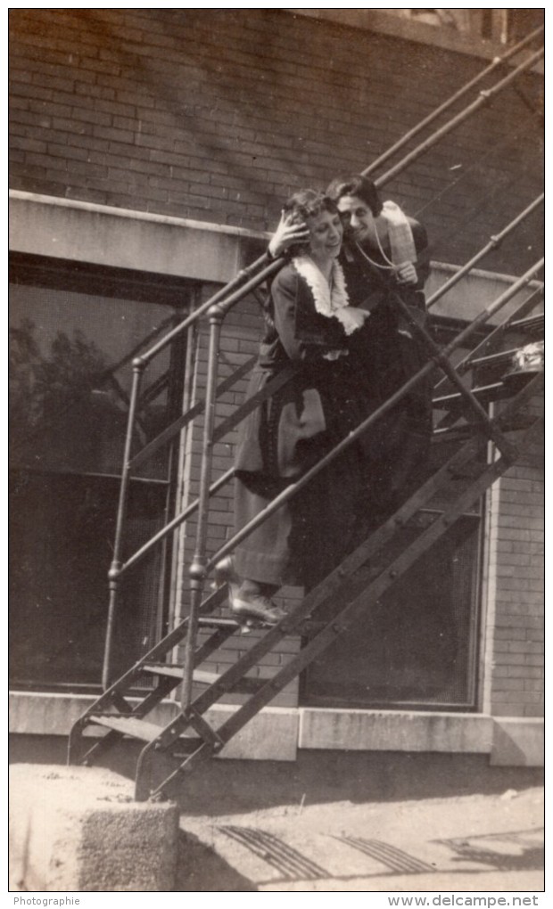 USA 2 Femmes Amies Prenant La Pose Escalier 5 Anciennes Photos Amateur 1920 - Other & Unclassified