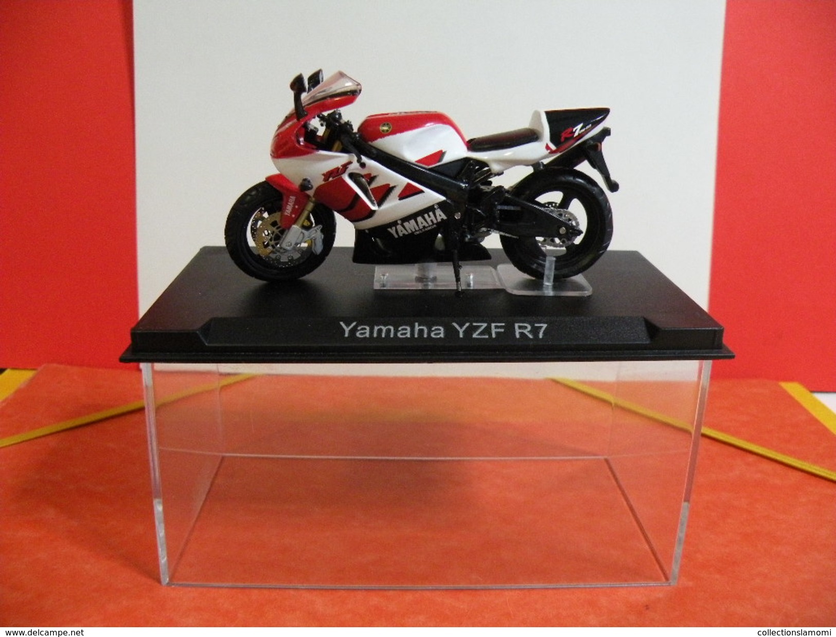 MOTO 1/24 > Yamaha YZF R7(sous Vitrine) - Motos