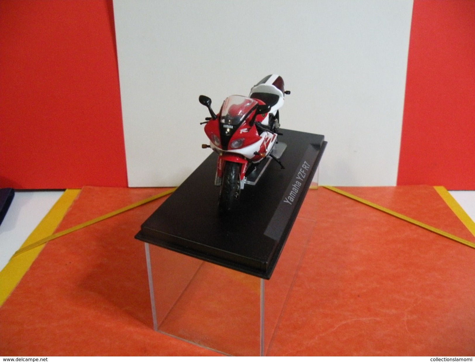 MOTO 1/24 > Yamaha YZF R7(sous Vitrine) - Motos