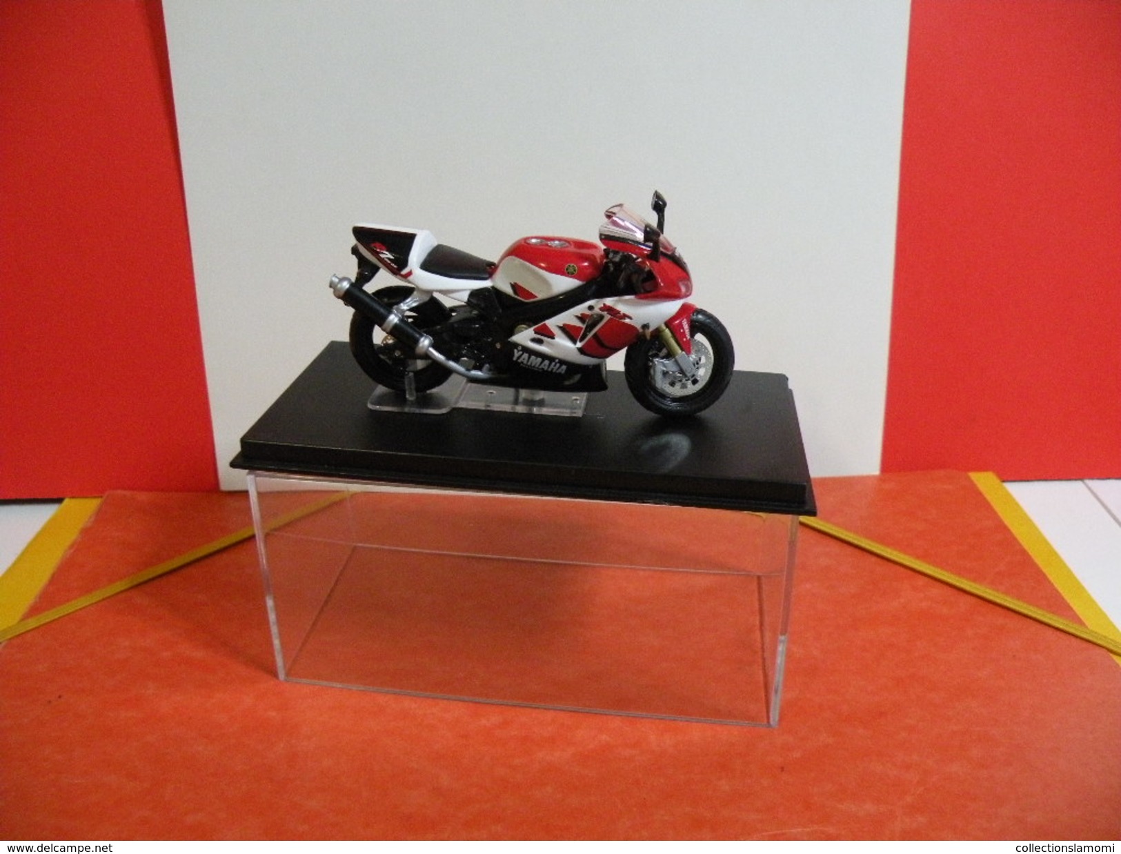 MOTO 1/24 > Yamaha YZF R7(sous Vitrine) - Motorfietsen