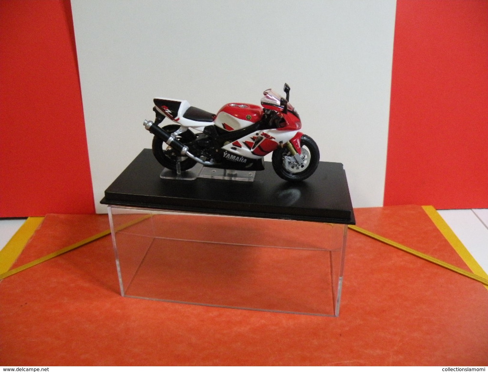 MOTO 1/24 > Yamaha YZF R7(sous Vitrine) - Motos