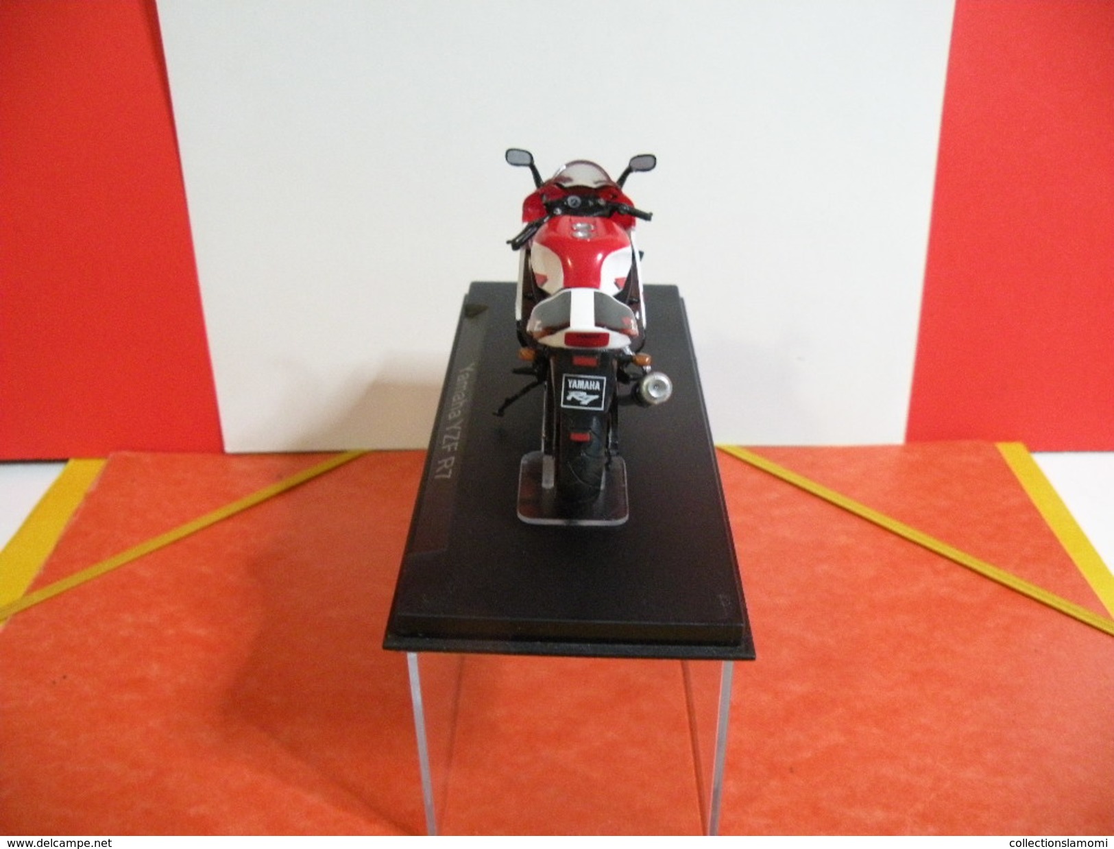 MOTO 1/24 > Yamaha YZF R7(sous Vitrine) - Motorcycles