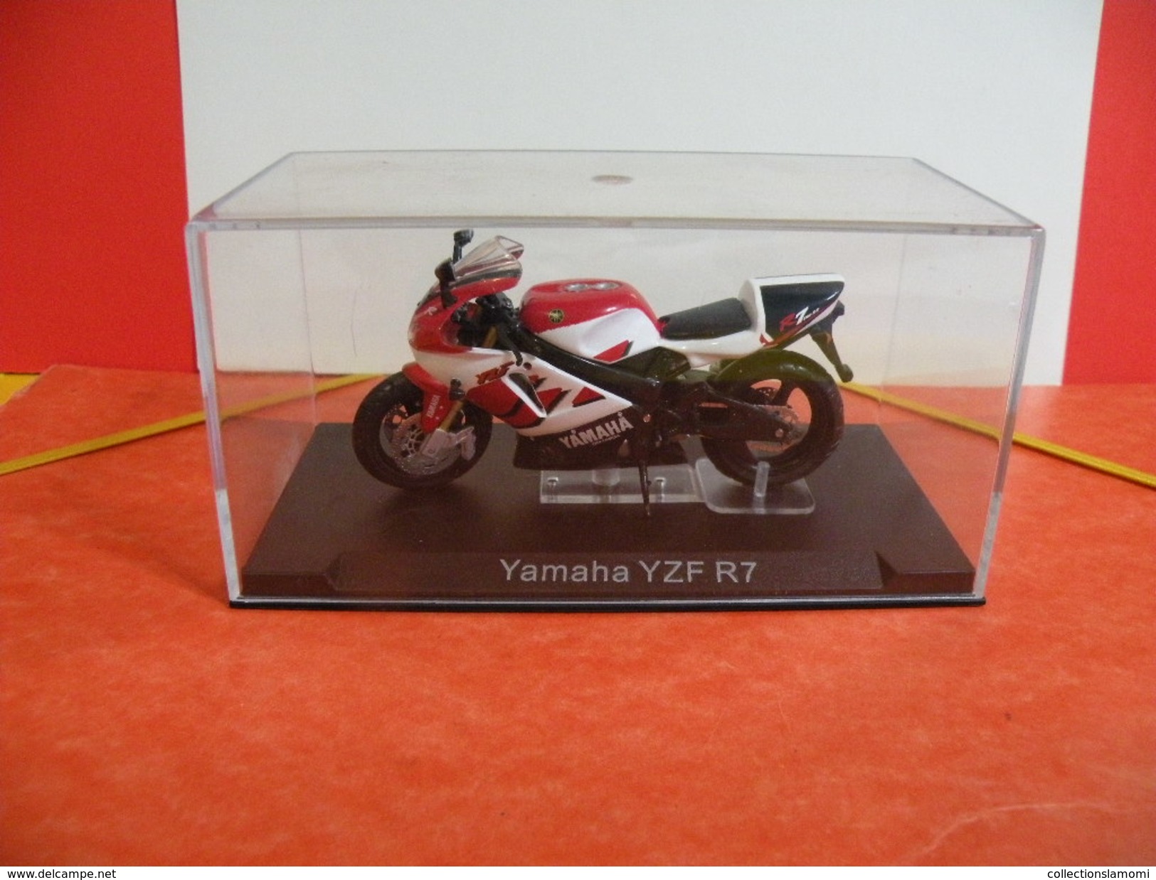 MOTO 1/24 > Yamaha YZF R7(sous Vitrine) - Motos