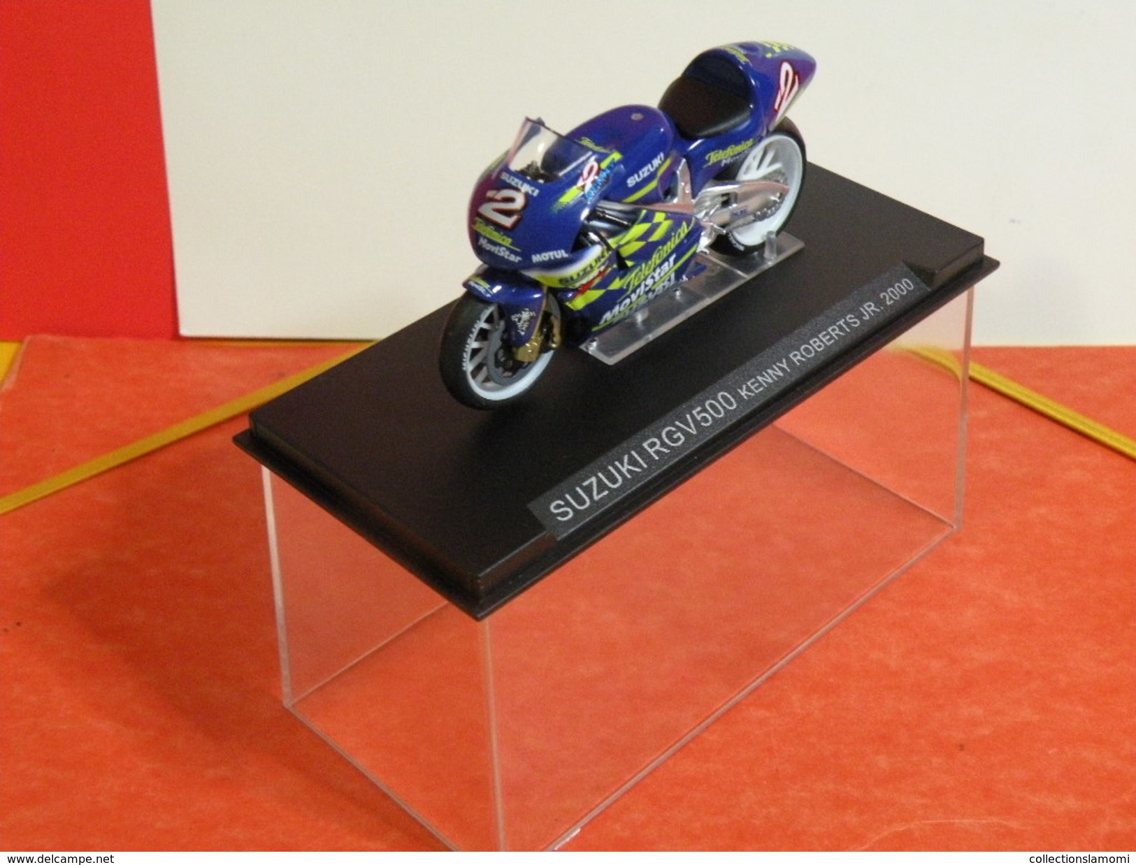 MOTO 1/24 > Suzuki RGV 500 Kenny Roberts JR. 2000 (sous Vitrine) - Motos