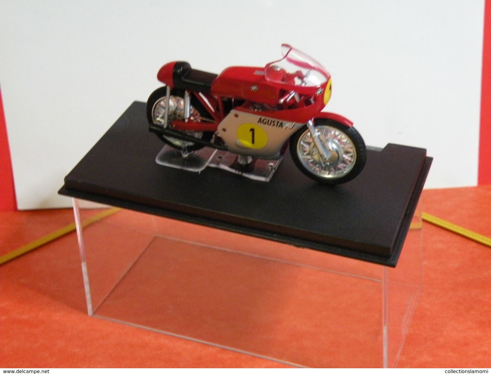 MOTO 1/24 > MV Agusta 500 Giacomo Agostini 1967 (sous Vitrine) - Motos