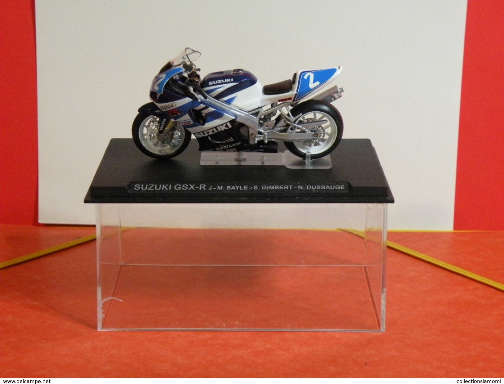 MOTO 1/24 > Suzuki GSX R. J.M Bayle - S Gimbert - N Dussauge (sous Vitrine) - Motos