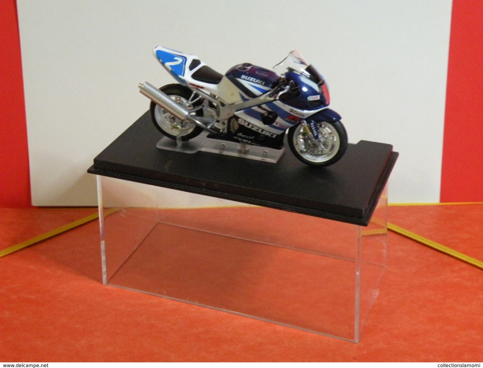 MOTO 1/24 > Suzuki GSX R. J.M Bayle - S Gimbert - N Dussauge (sous Vitrine) - Motos