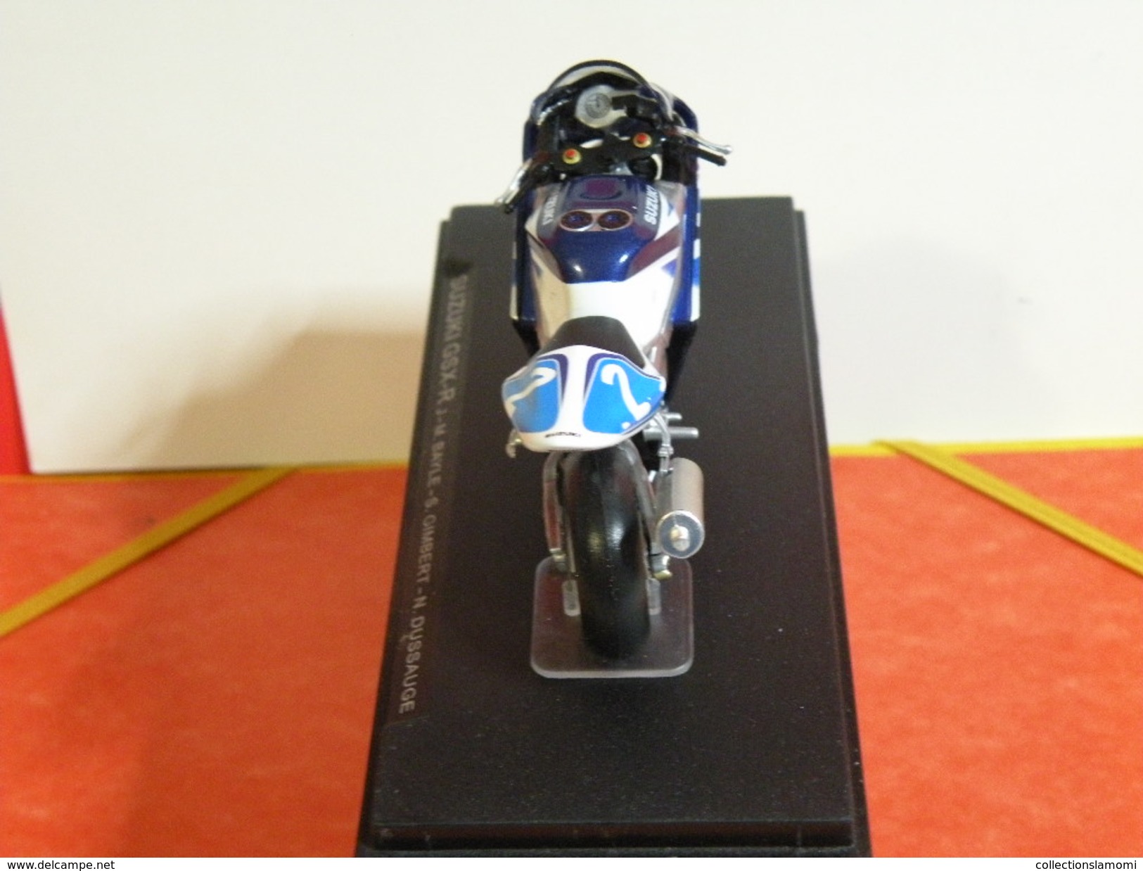 MOTO 1/24 > Suzuki GSX R. J.M Bayle - S Gimbert - N Dussauge (sous Vitrine) - Motos