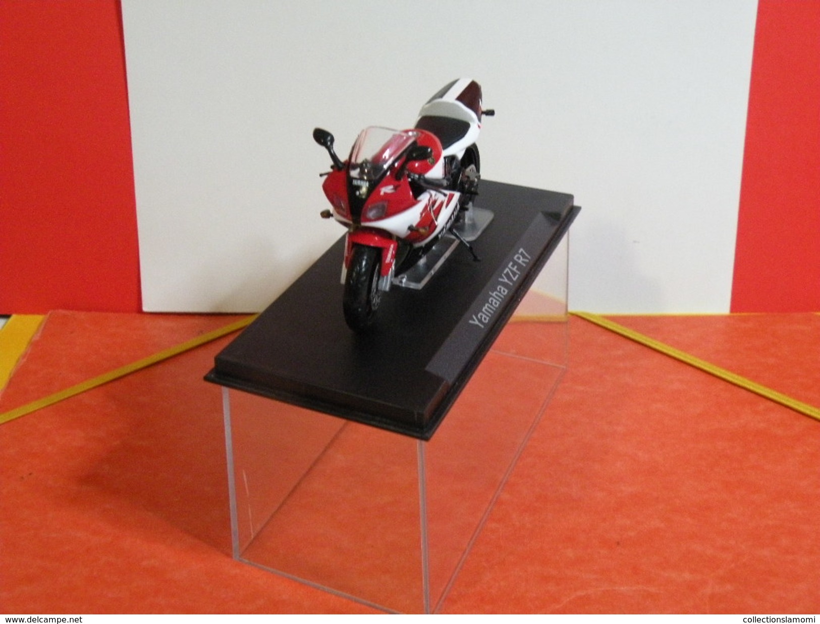 MOTO 1/24 > Yamaha YZF R7 (sous Vitrine) - Motos