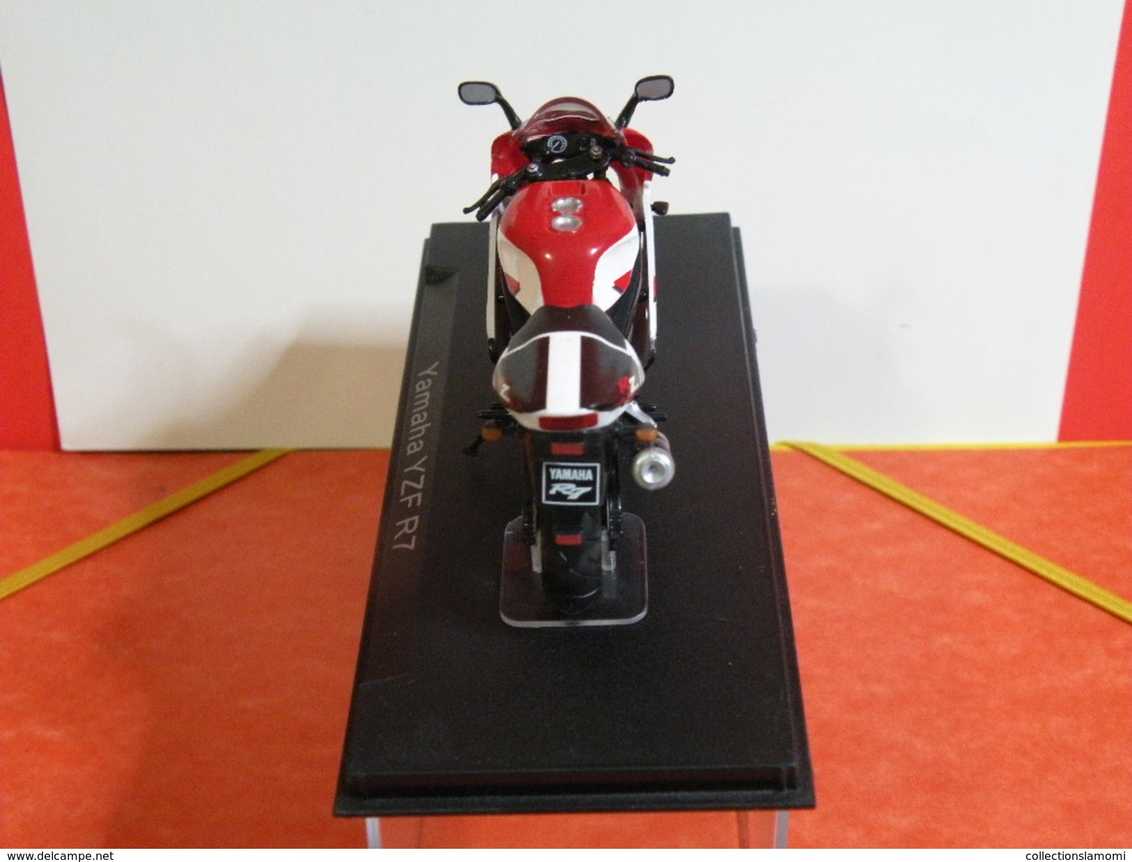 MOTO 1/24 > Yamaha YZF R7 (sous Vitrine) - Motos