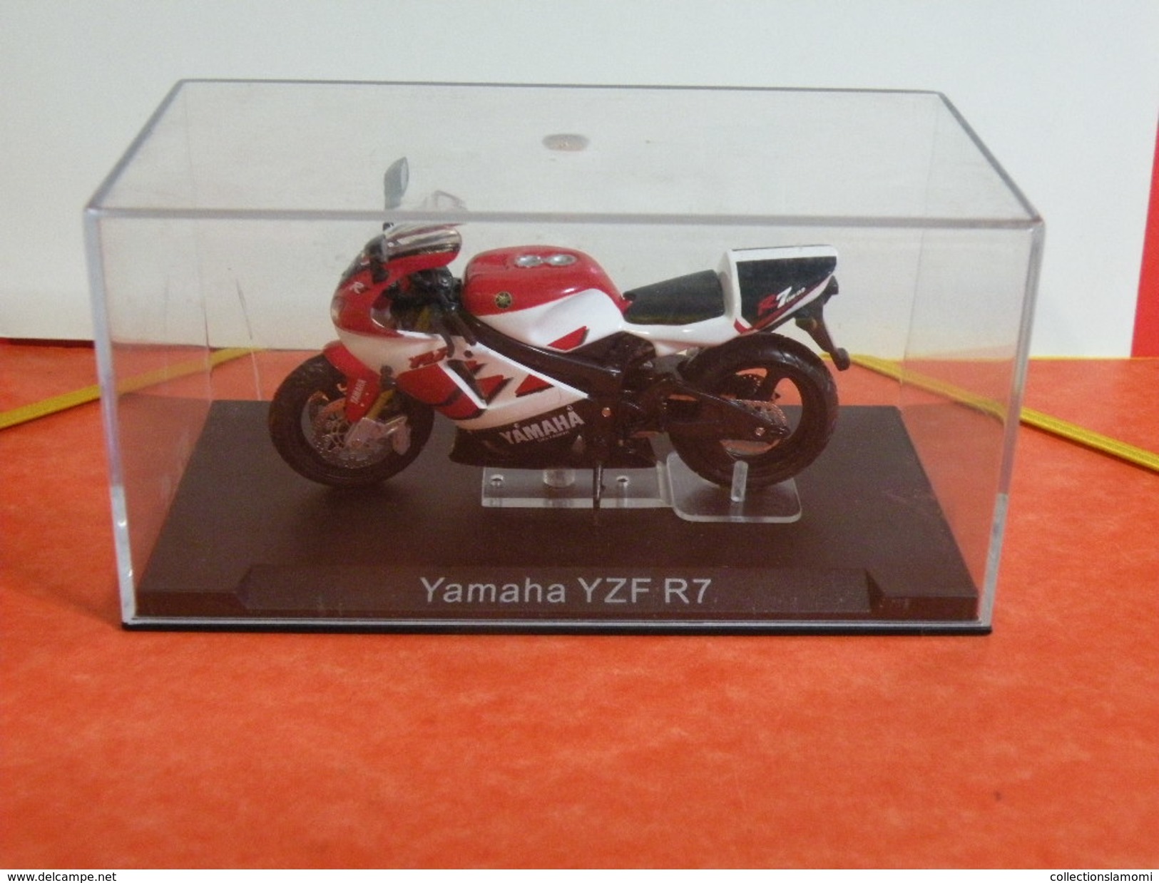 MOTO 1/24 > Yamaha YZF R7 (sous Vitrine) - Motorcycles