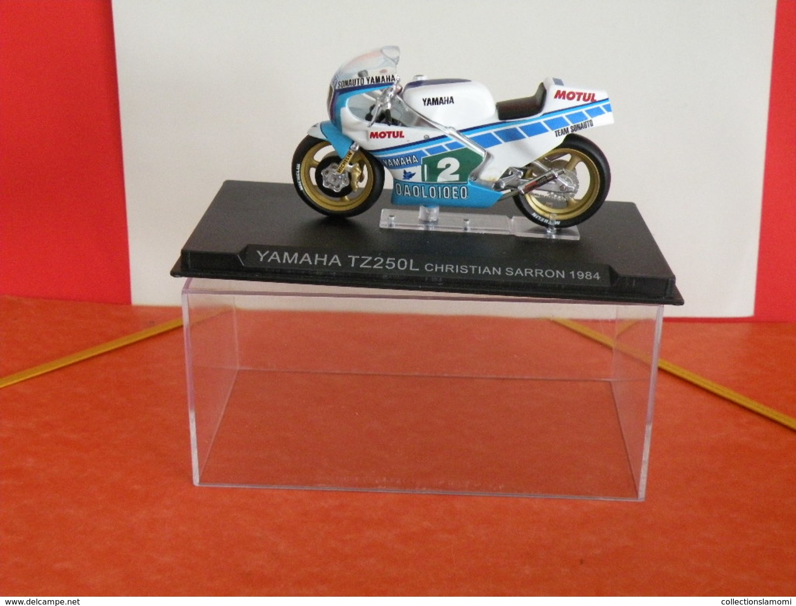 MOTO 1/24 > Yamaha TZ250L Christian Sarron 1984 (sous Vitrine) - Motos