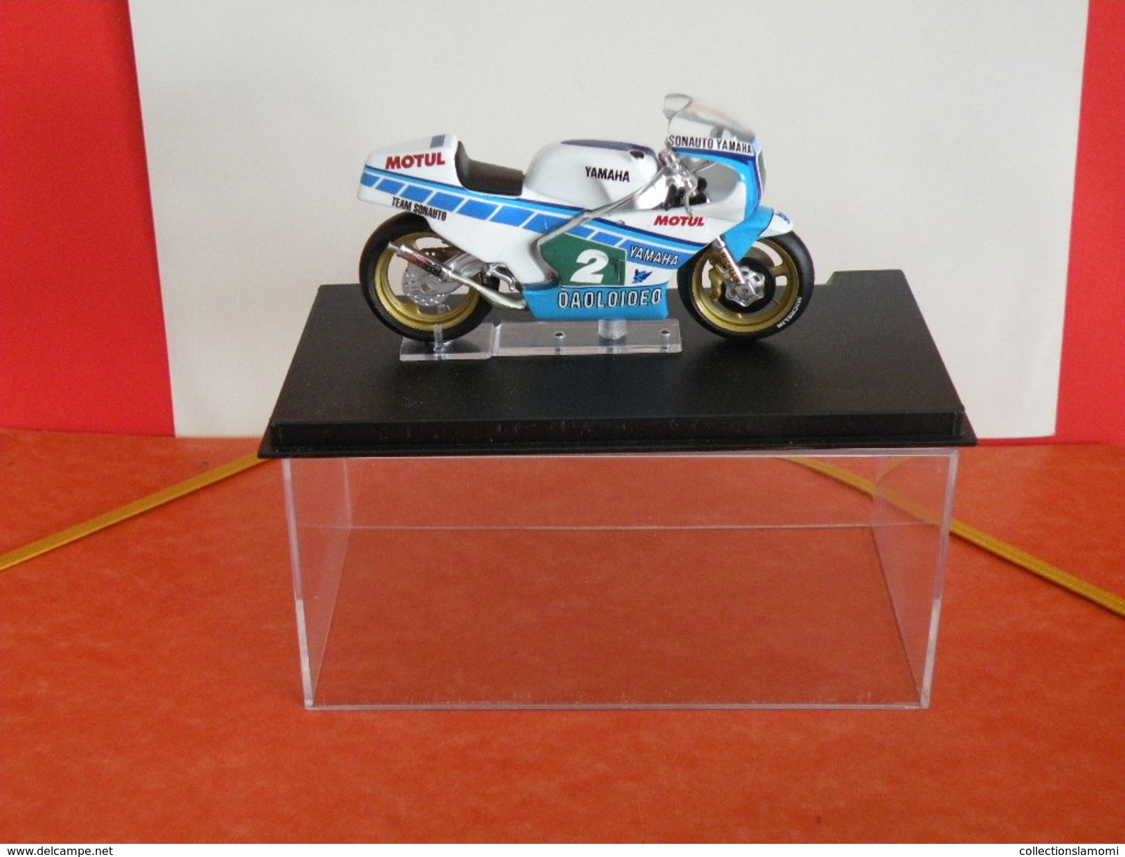 MOTO 1/24 > Yamaha TZ250L Christian Sarron 1984 (sous Vitrine) - Motos