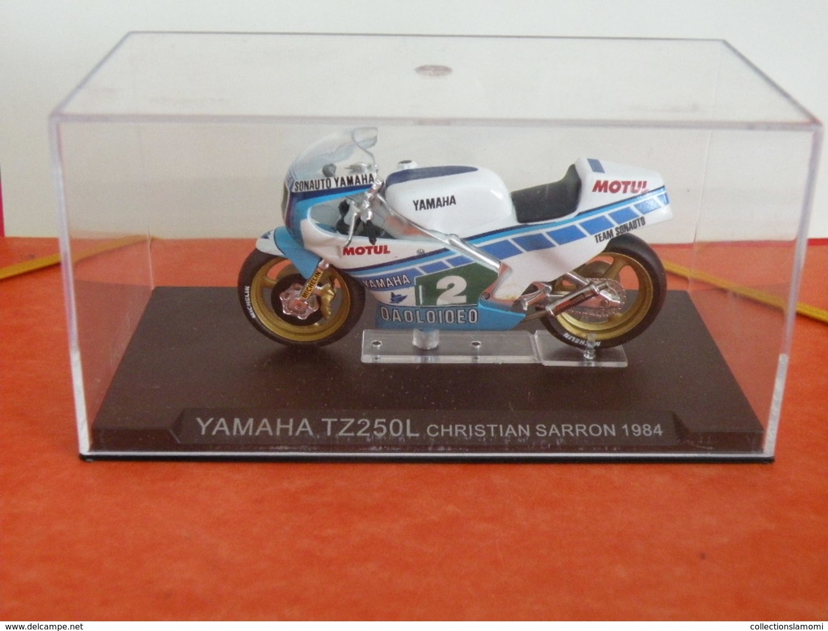 MOTO 1/24 > Yamaha TZ250L Christian Sarron 1984 (sous Vitrine) - Motos