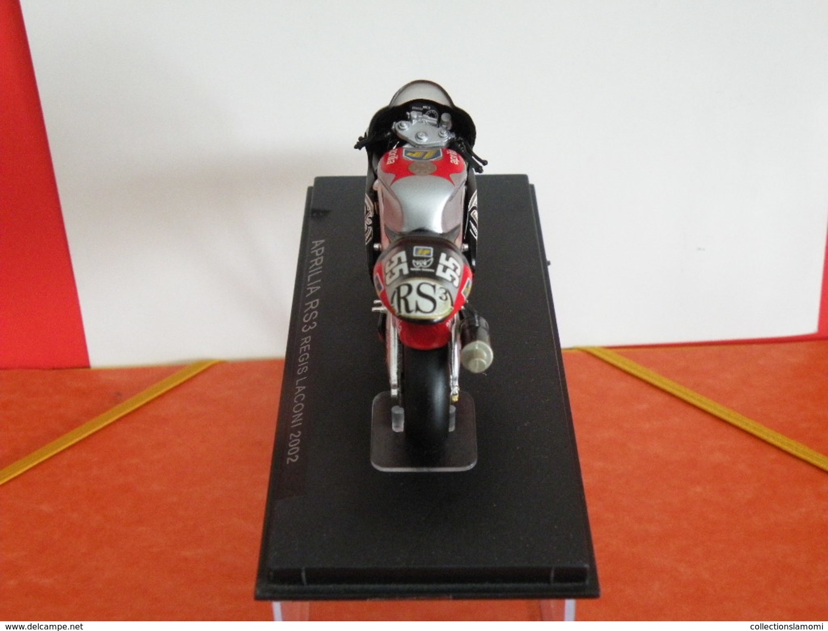 MOTO 1/24 > Aprilia RS3 Régis Laconi 2002 (sous Vitrine) - Motos