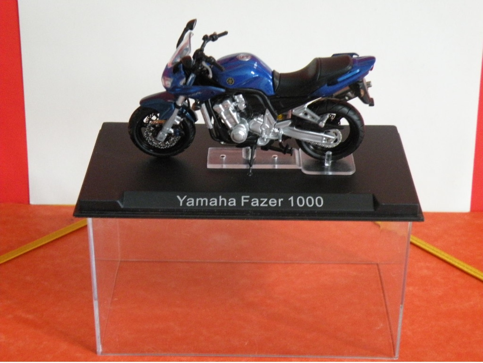 MOTO 1/24 > Yamaha Fazer 1000 (sous Vitrine) - Motos