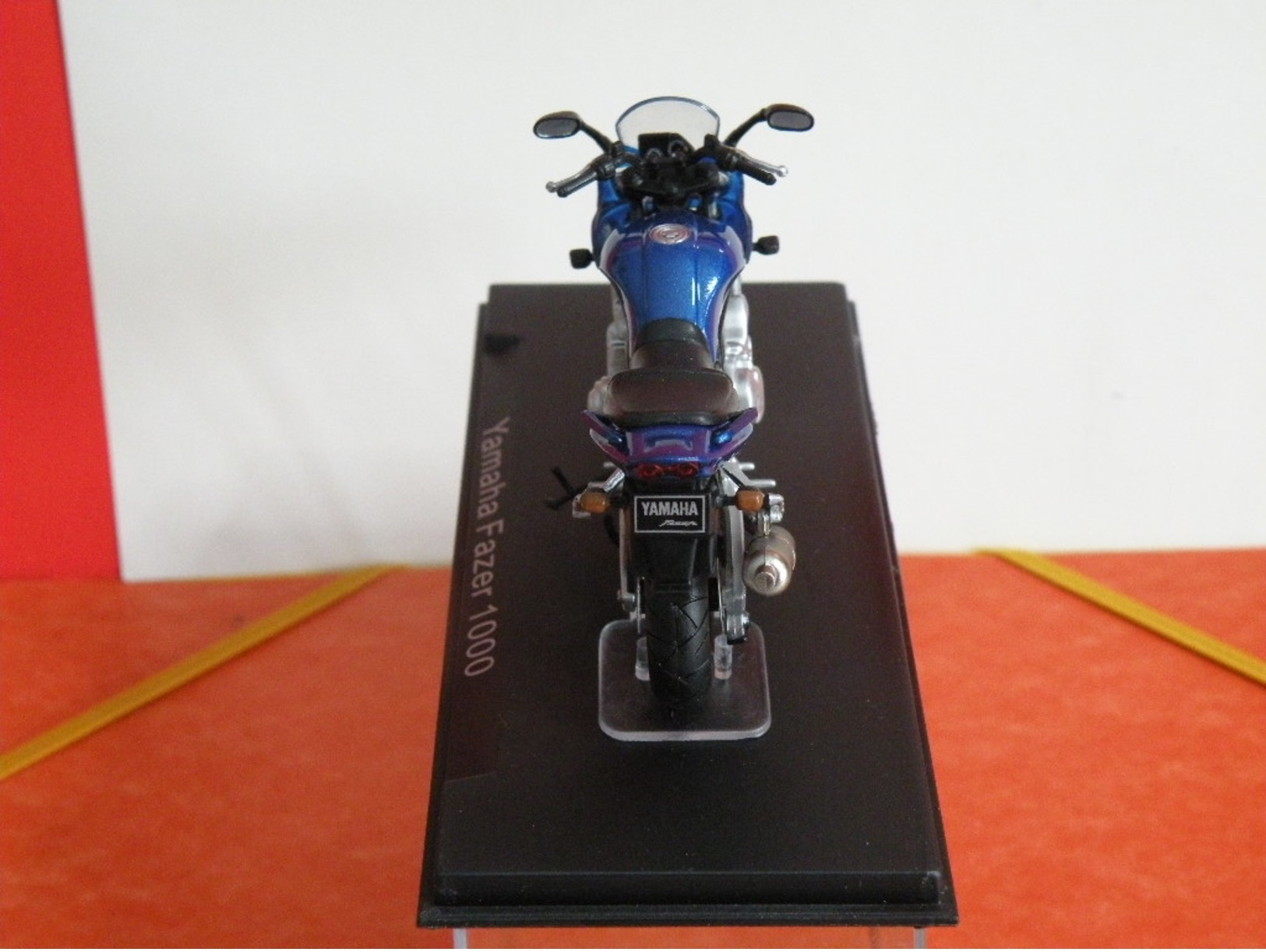 MOTO 1/24 > Yamaha Fazer 1000 (sous Vitrine) - Motos