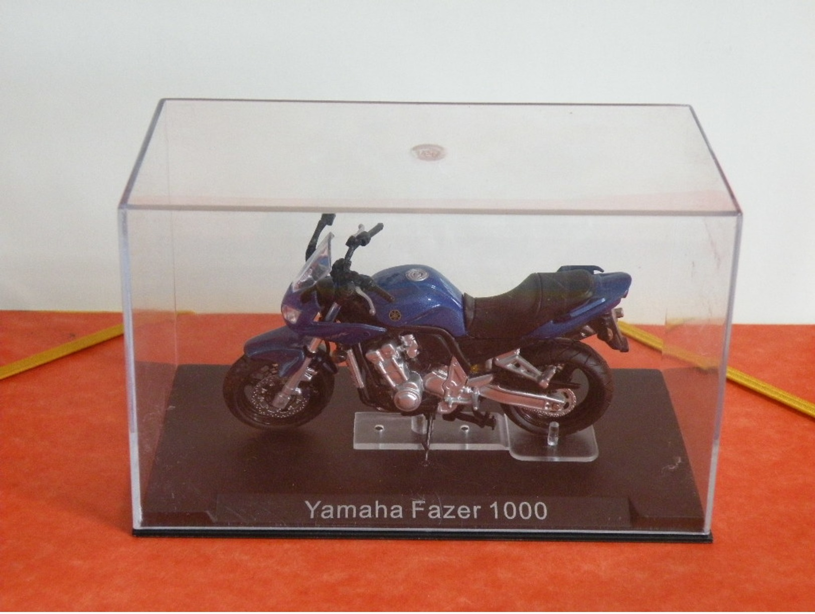 MOTO 1/24 > Yamaha Fazer 1000 (sous Vitrine) - Motos