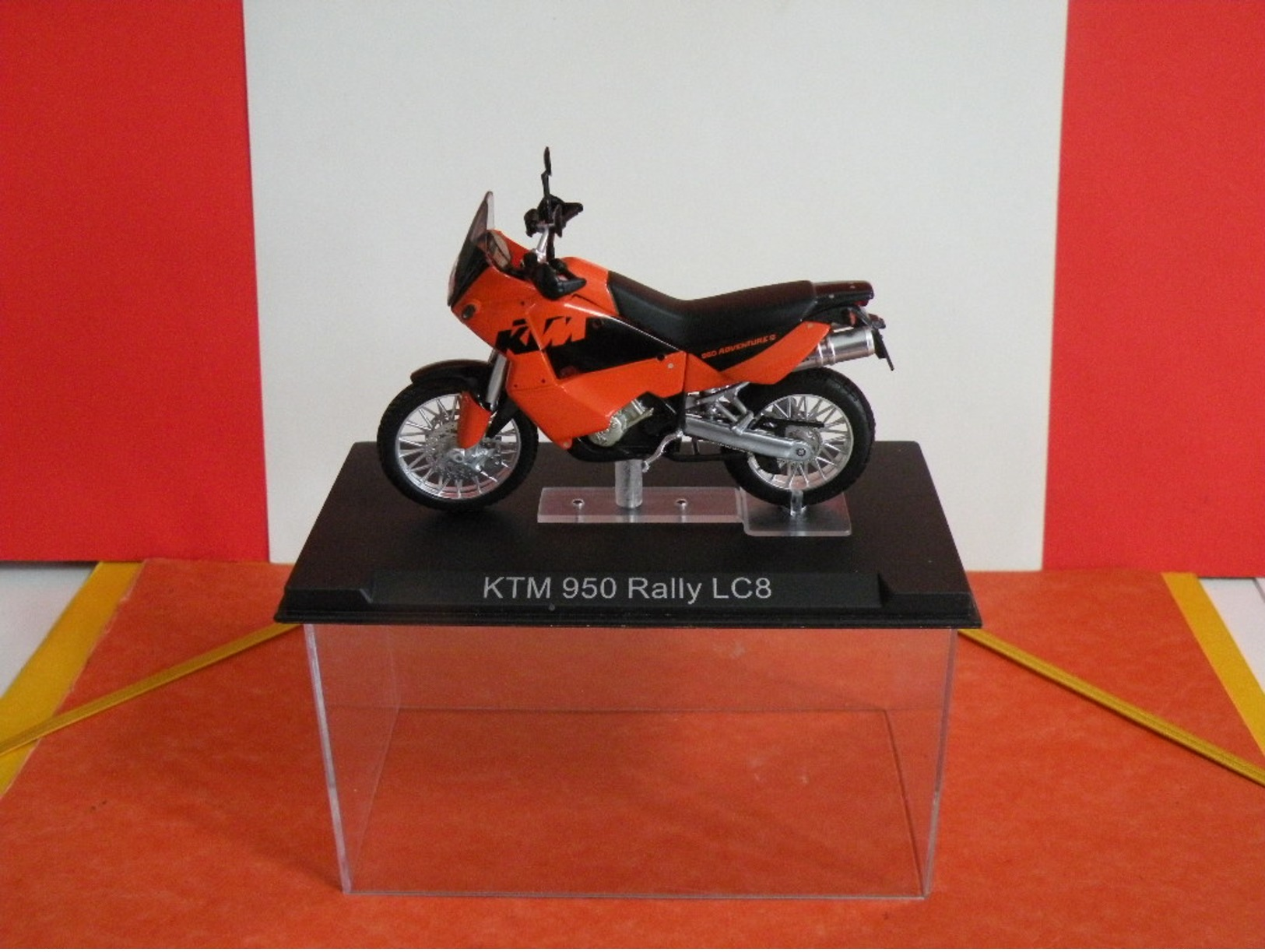 MOTO 1/24 > KTM 950 Rally LC8 (sous Vitrine) - Motos