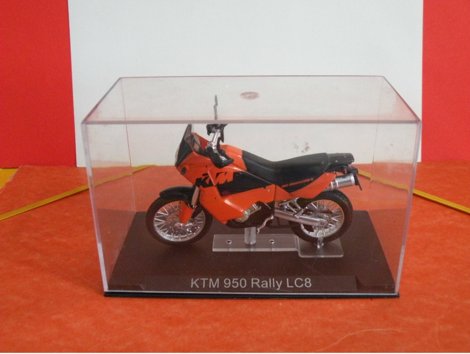 MOTO 1/24 > KTM 950 Rally LC8 (sous Vitrine) - Motos