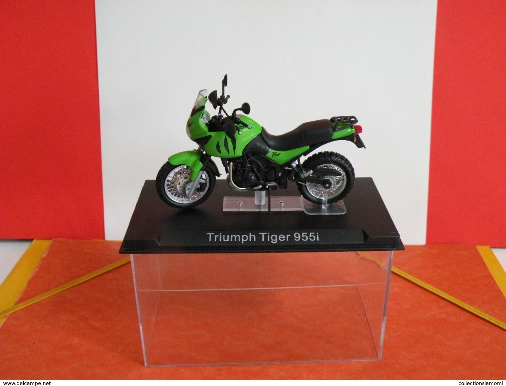 MOTO 1/24 > Triumph Tiger 955i (sous Vitrine) - Motorcycles