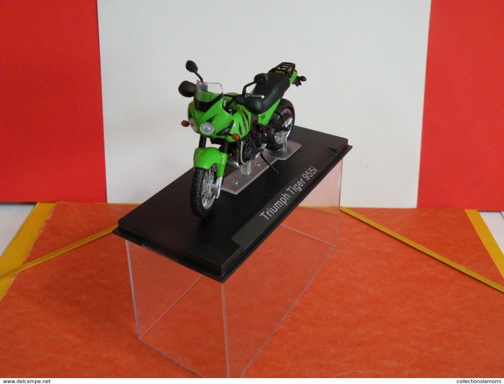 MOTO 1/24 > Triumph Tiger 955i (sous Vitrine) - Motos