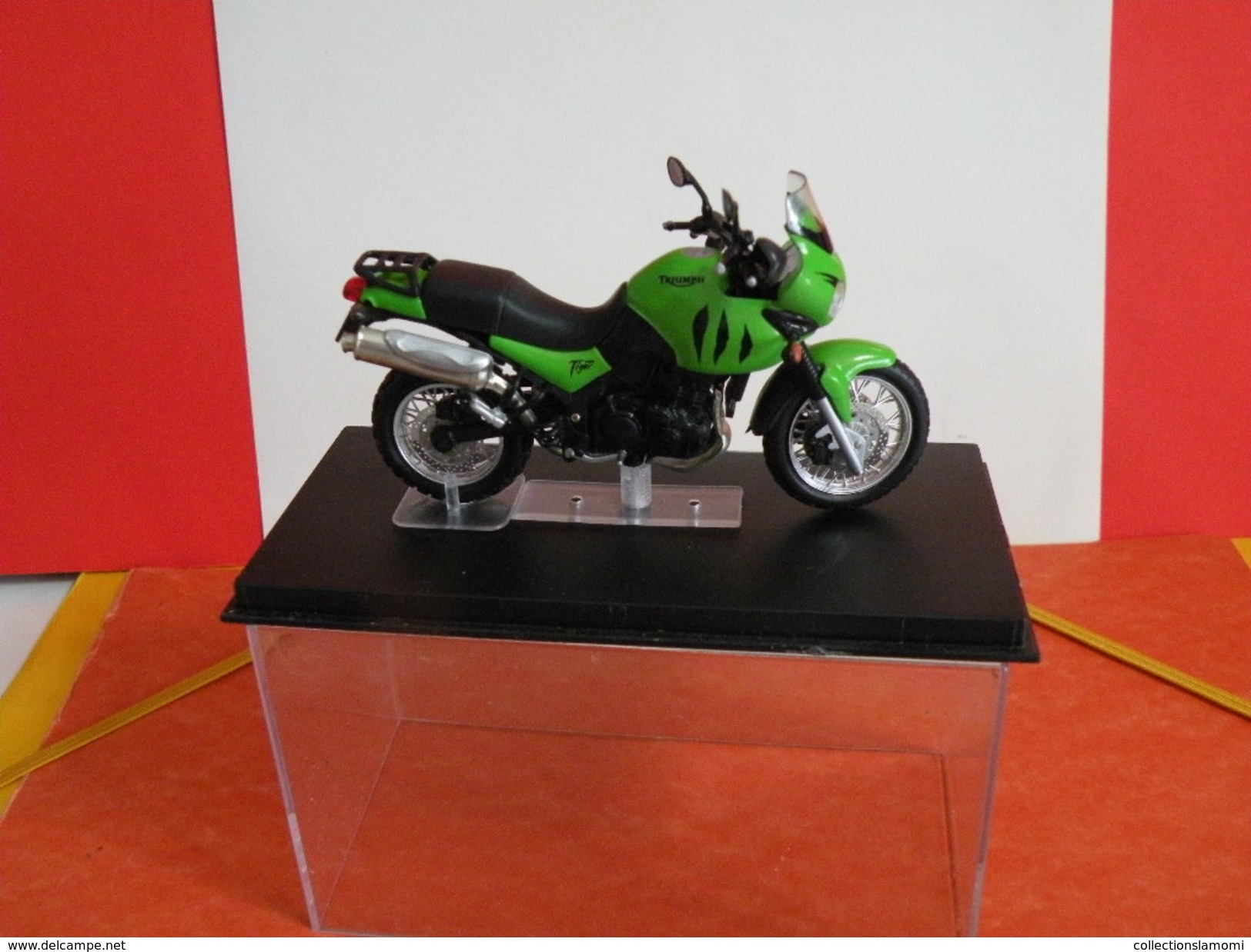 MOTO 1/24 > Triumph Tiger 955i (sous Vitrine) - Motos