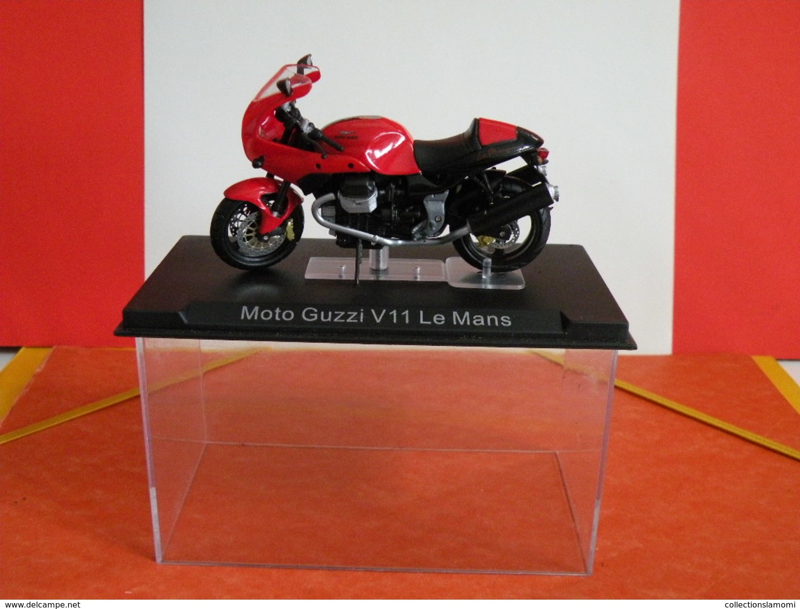 MOTO 1/24 > Moto Guzzi V11 Le Mans (sous Vitrine) - Motos