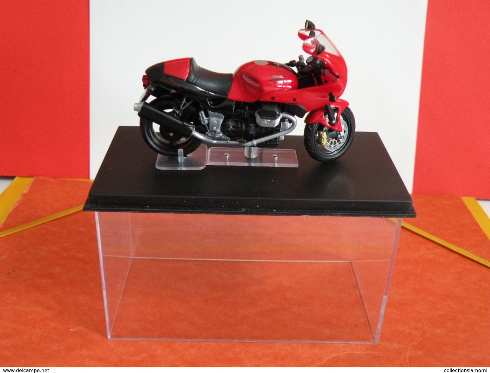 MOTO 1/24 > Moto Guzzi V11 Le Mans (sous Vitrine) - Motorfietsen