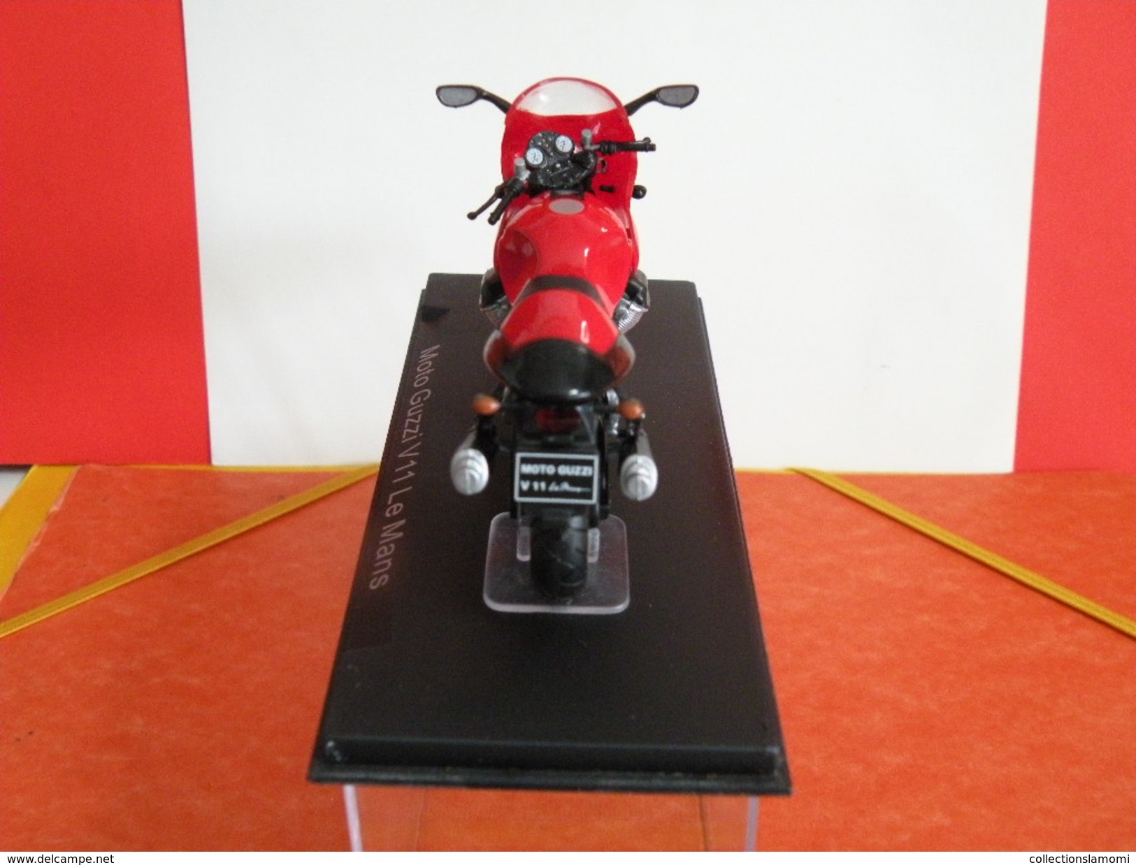 MOTO 1/24 > Moto Guzzi V11 Le Mans (sous Vitrine) - Motos