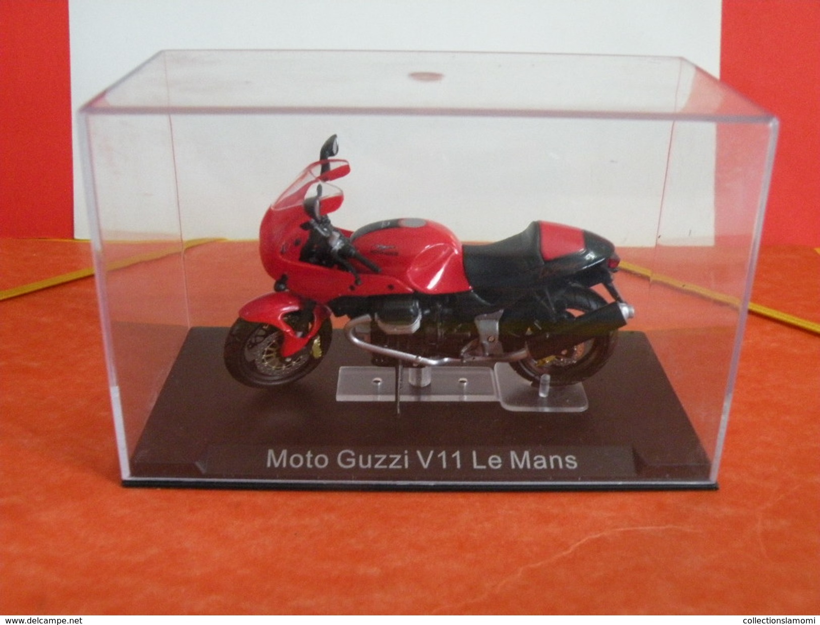 MOTO 1/24 > Moto Guzzi V11 Le Mans (sous Vitrine) - Motos